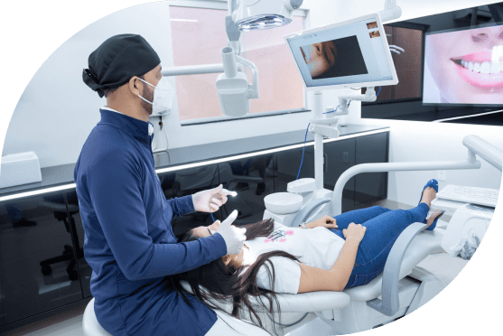 Dr. Bruno atendendo paciente