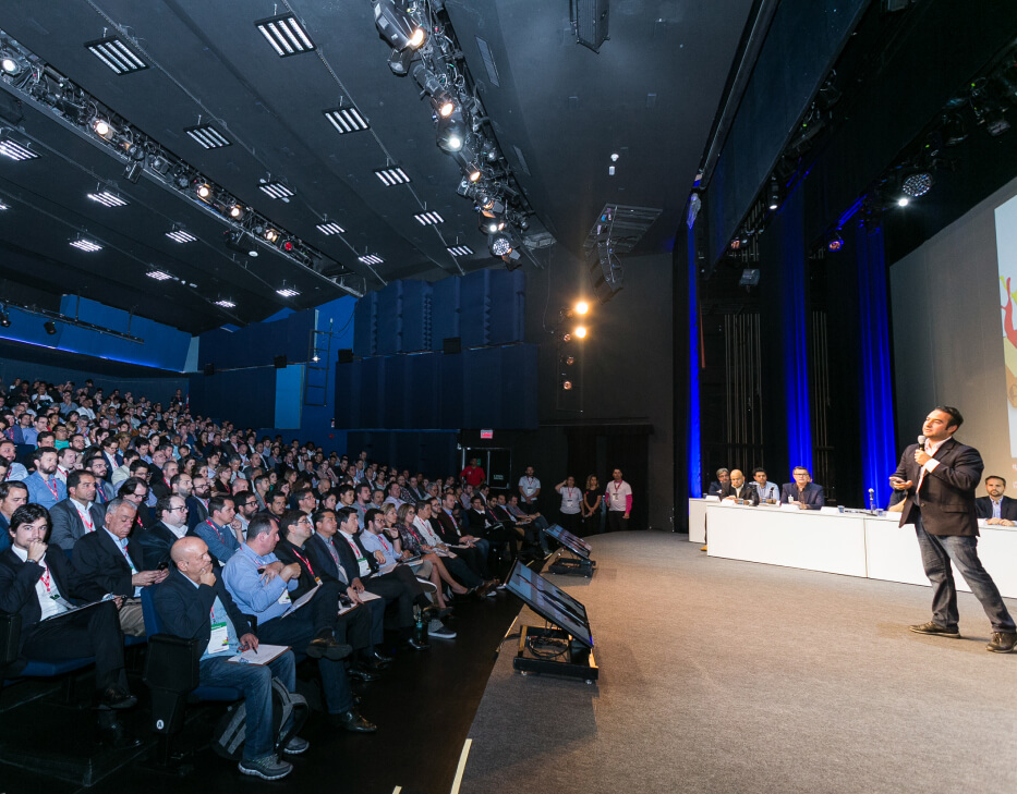 Evento presencial da FCJ, palestrante na foto: Daniel Marigliano.